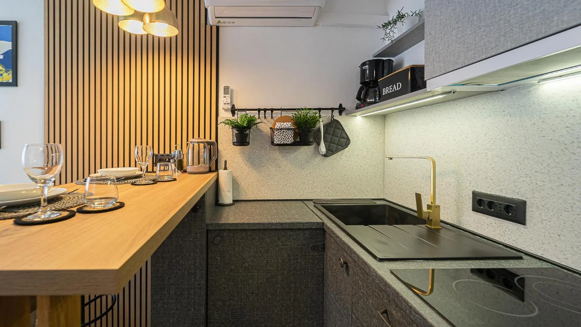 Studio Apartment Lemon & Sun Split